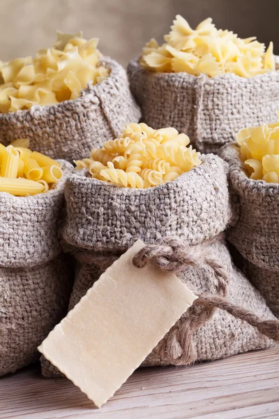 Pasta sortiment i säckväv säckar — Stockfoto