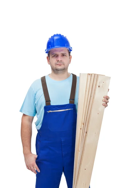 Trabalhador em uniforme segurando pranchas de madeira — Fotografia de Stock