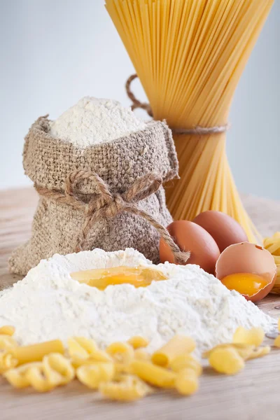 Ингредиенты для приготовления макарон - мука и яйца — стоковое фото