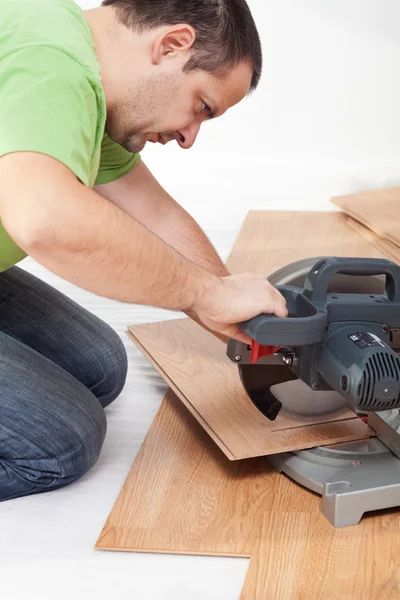 Cutting and laying laminate flooring planks — Stock Photo, Image