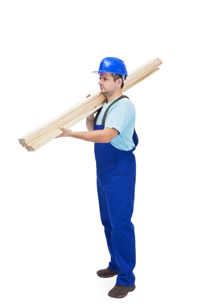 Trabalhador carrega pranchas de madeira — Fotografia de Stock