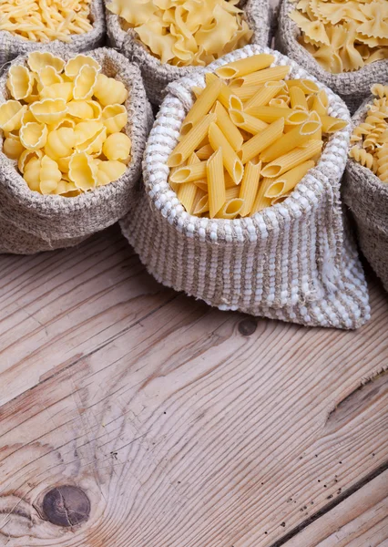 Diverse pasta i säckväv säckar — Stockfoto