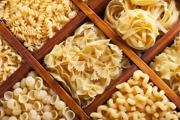 Diverse pasta i trä fack — Stockfoto