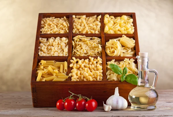 Rozmanité těstoviny mix v dřevěné krabici — Stock fotografie