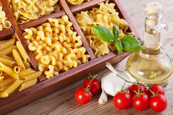 Assortimento di pasta e condimento ingredienti — Foto Stock