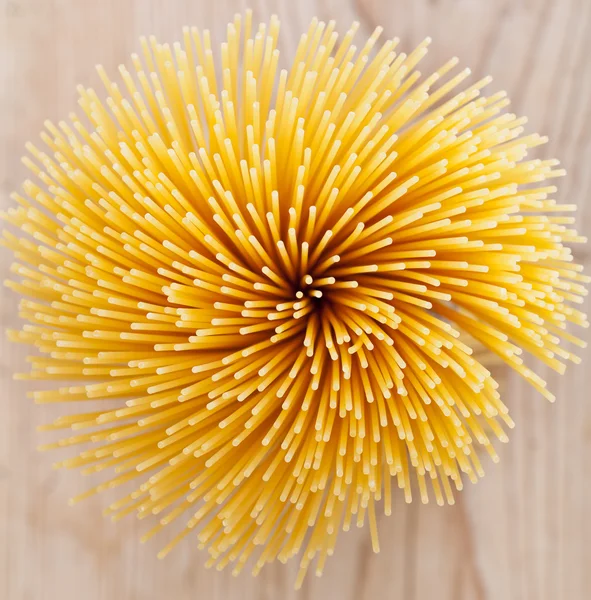 Un mazzo di spaghetti sul tavolo di legno — Foto Stock
