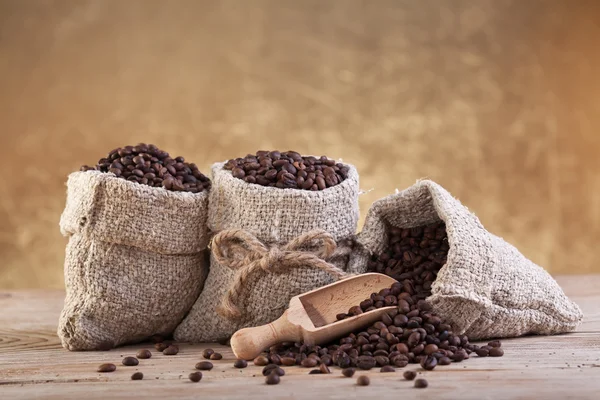 Rostat kaffe i säckväv säckar — Stockfoto