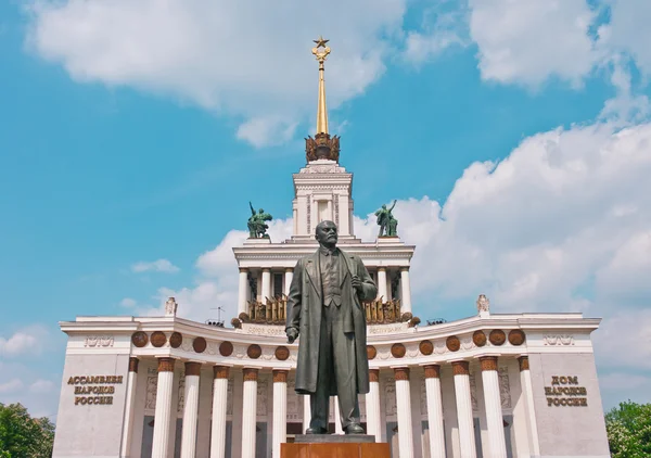 Памятник Ленину и Центральный павильон на ВВЦ в Москве — стоковое фото