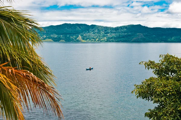 Sumatra göl toba olarak yalnız balıkçı — Stok fotoğraf