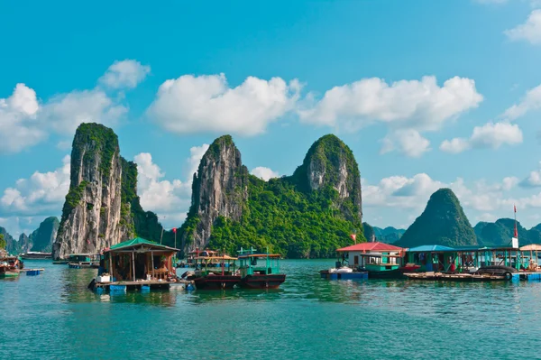 View of Floating Fishing Village in Halong Bay — Stock Photo, Image