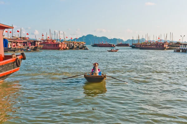 Boten in Halong baai — Stockfoto
