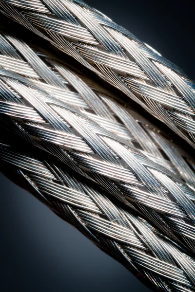 Kabel dilapisi dengan selubung logam pelindung — Stok Foto