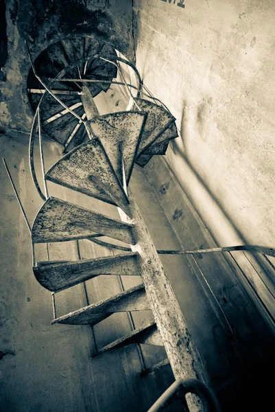 Verlassene Treppe — Stockfoto