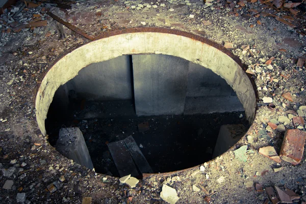 Terk edilmiş binada delik — Stok fotoğraf