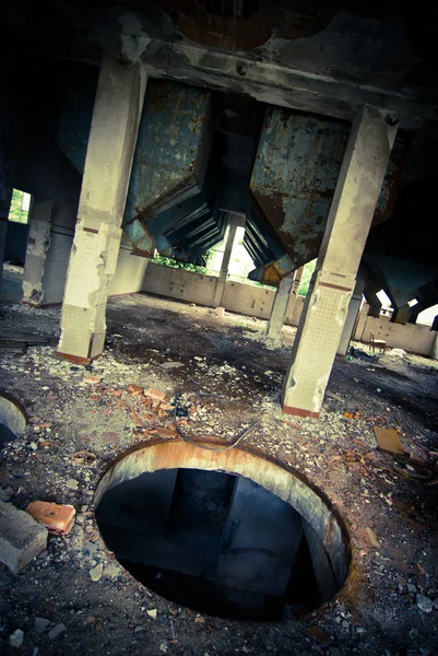 Hole in verlaten gebouw — Stockfoto