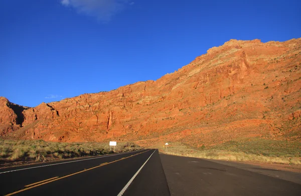 Highway durch Wüste — Stockfoto