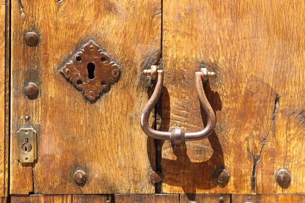Staré dřevěné vstupní dveře — Stock fotografie