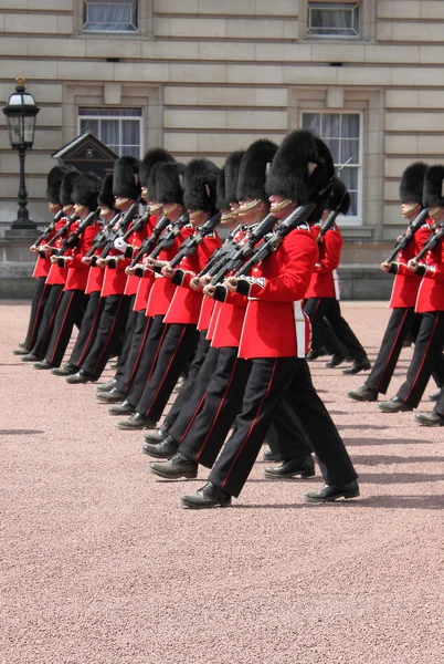 Смена охраны в Букингемском дворце — стоковое фото