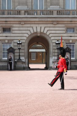 buckingham Sarayı nöbet değişimi