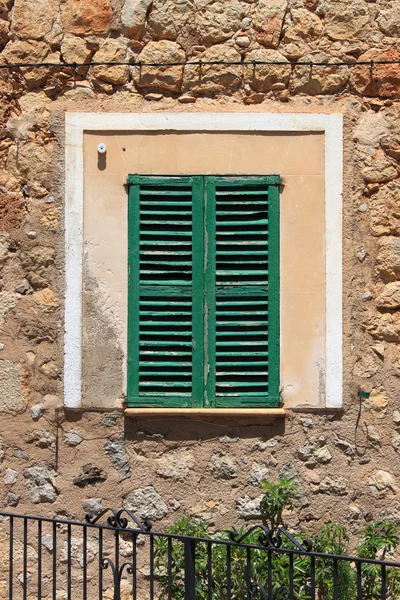 Italiensk stil fönsterluckor — Stockfoto