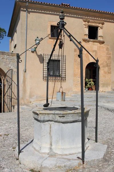 Mittelalterlicher Brunnen — Stockfoto