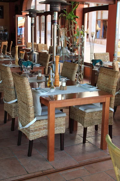 Плетеные стулья и стол в ресторане — стоковое фото