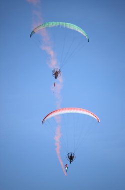 Motorlu paraşütler