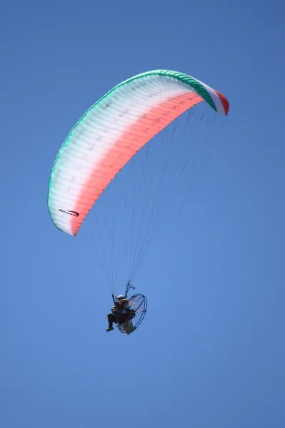 Driven paraglider — Stockfoto