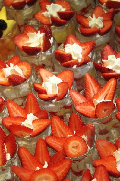 Erdbeeren mit Schlagsahne — Stockfoto