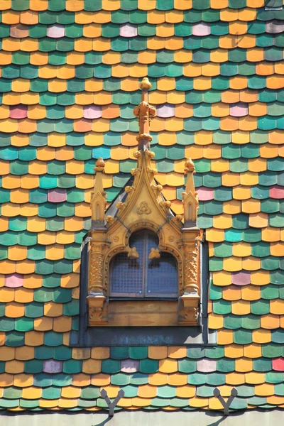 Veelkleurige dak in Boedapest — Stockfoto