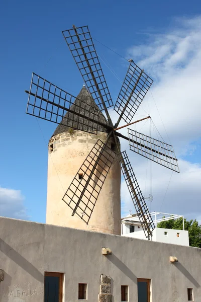 Moulin à vent espagnol traditionnel — Photo