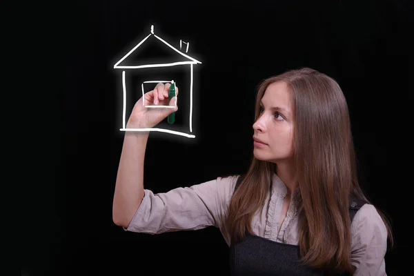 Mulher desenha casa, conceito imobiliário — Fotografia de Stock