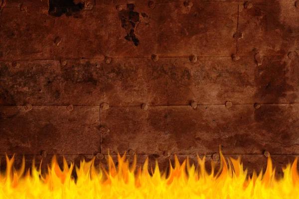 Velha superfície de ferro enferrujado em chamas — Fotografia de Stock