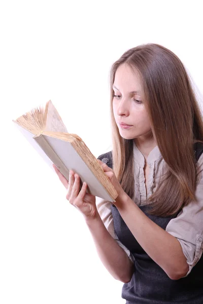 Женщина, читающая книгу, изолированная — стоковое фото