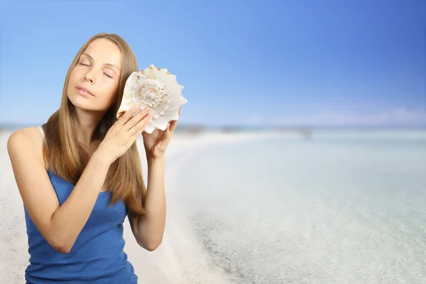 Sea and Woman listening conch — Stock Photo, Image