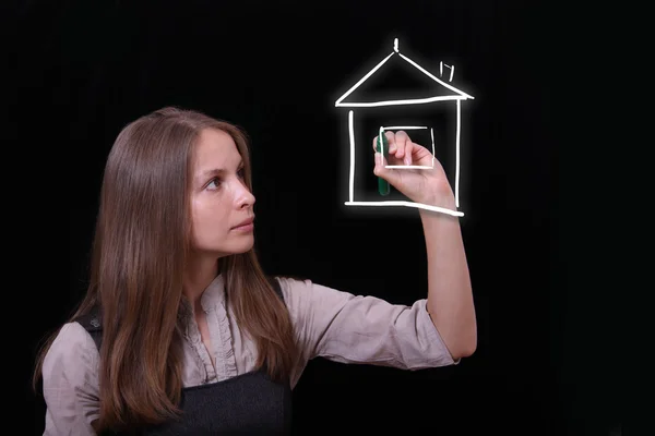 Kobieta zwraca dom, nieruchomości koncepcja — Zdjęcie stockowe