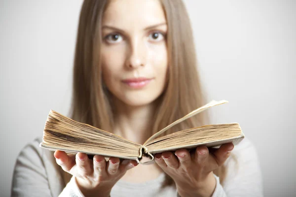 Vrouw met boek — Stockfoto