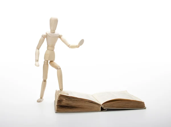 Mann und Buch aus Holz — Stockfoto