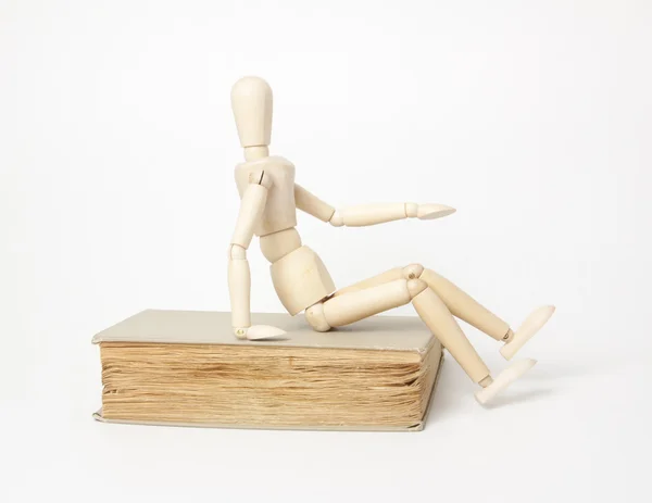 Homem de madeira e livro — Fotografia de Stock