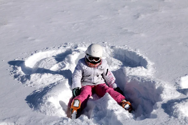 Meisje ligt op sneeuw. sneeuw engel — Stockfoto