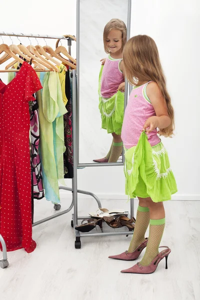 Klein meisje proberen op grote schoenen — Stockfoto