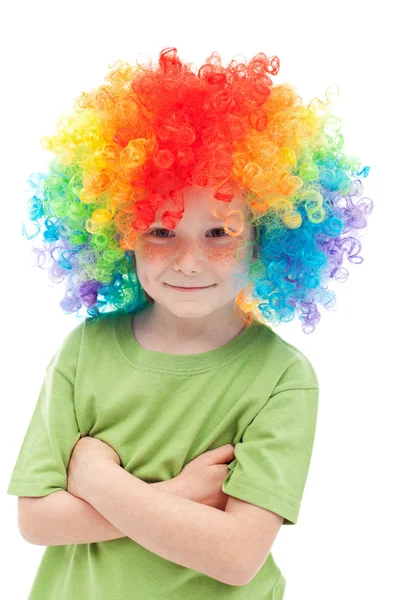 Piccolo clown ragazzo con i capelli colorati — Foto Stock