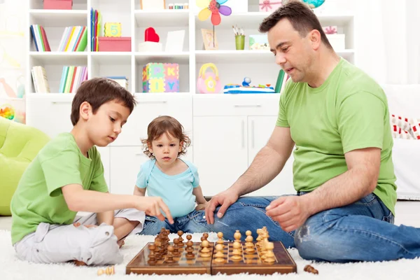 Whoa - det är awsome, småbarn pojke tittar på schackspel — Stockfoto