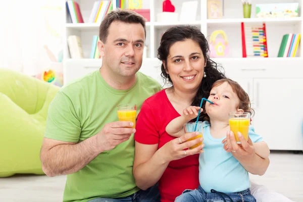 Meyve suyu olan çocuğun ailesiyle — Stok fotoğraf