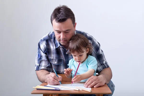 Niño pequeño dibujando con su padre — Foto de Stock