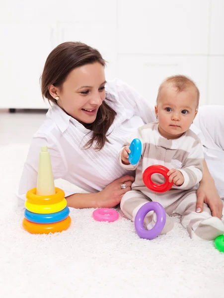 Bebê menina e mãe jogando — Fotografia de Stock