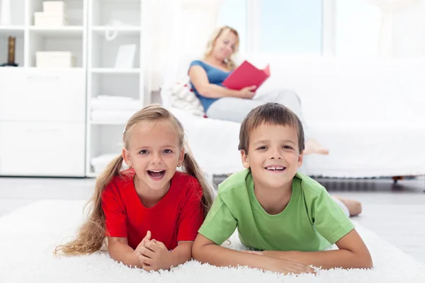Crianças saudáveis felizes em casa — Fotografia de Stock