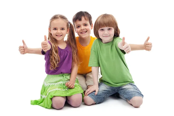 Três crianças dando polegares para cima sinal — Fotografia de Stock