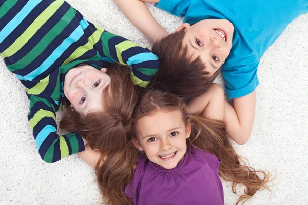 Barn om på golvet tillsammans — Stockfoto