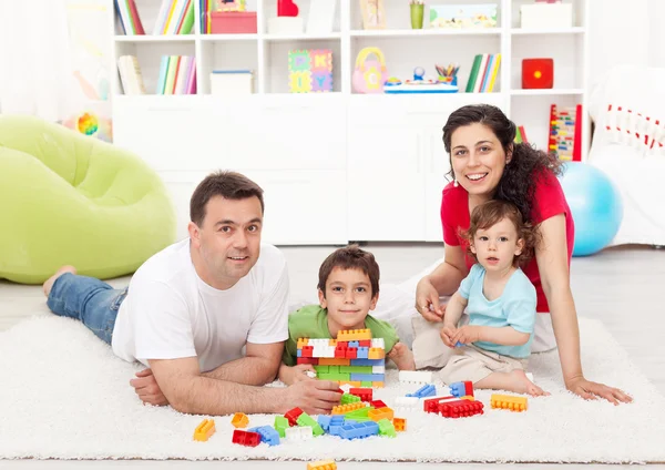 Tempo em família - pais jovens com duas crianças brincando — Fotografia de Stock